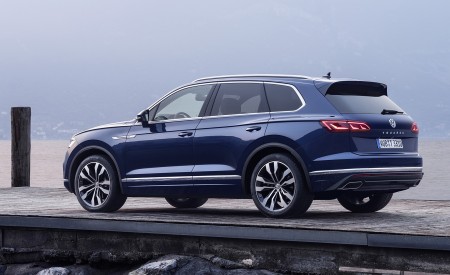 2019 Volkswagen Touareg Elegance Rear Three-Quarter Wallpapers 450x275 (49)