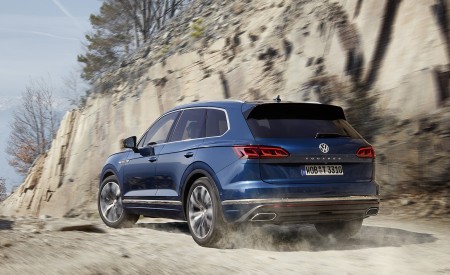 2019 Volkswagen Touareg Elegance Rear Three-Quarter Wallpapers 450x275 (42)