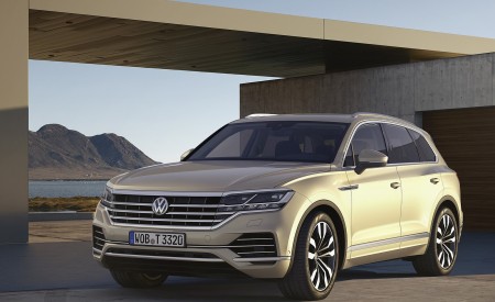 2019 Volkswagen Touareg Front Three-Quarter Wallpapers 450x275 (17)