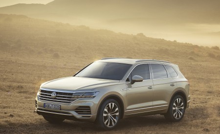 2019 Volkswagen Touareg Front Three-Quarter Wallpapers 450x275 (19)