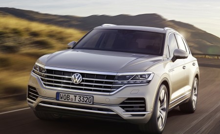 2019 Volkswagen Touareg Front Three-Quarter Wallpapers 450x275 (20)