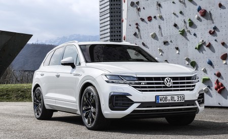 2019 Volkswagen Touareg R-Line Front Three-Quarter Wallpapers 450x275 (84)