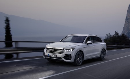 2019 Volkswagen Touareg R-Line Front Three-Quarter Wallpapers 450x275 (76)