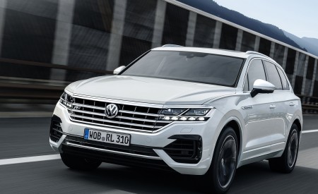 2019 Volkswagen Touareg R-Line Front Three-Quarter Wallpapers 450x275 (77)