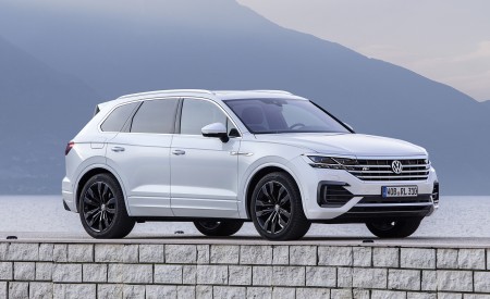 2019 Volkswagen Touareg R-Line Front Three-Quarter Wallpapers 450x275 (86)