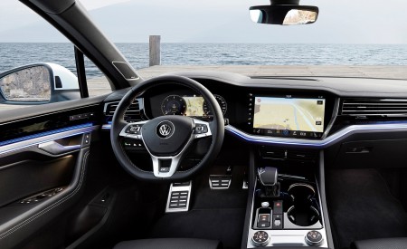 2019 Volkswagen Touareg R-Line Interior Wallpapers 450x275 (94)