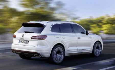 2019 Volkswagen Touareg R-Line Rear Three-Quarter Wallpapers 450x275 (2)