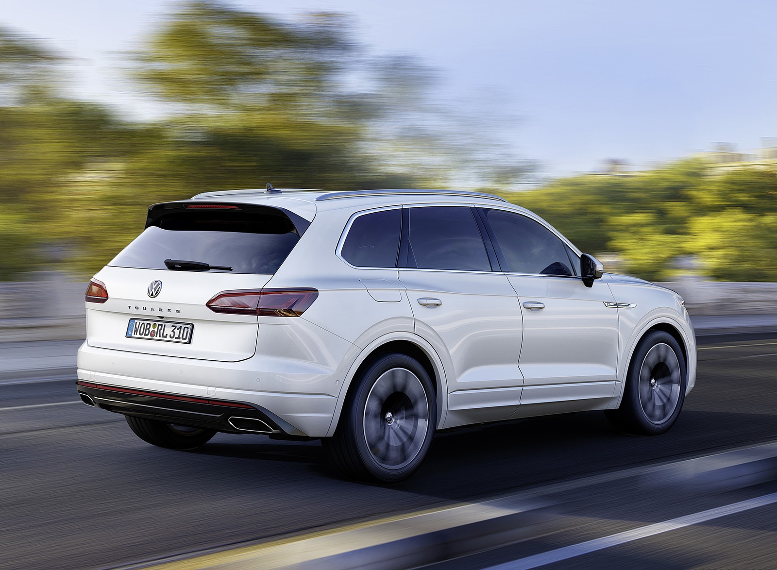 2019 Volkswagen Touareg R-Line Rear Three-Quarter Wallpapers (2)