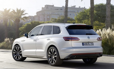 2019 Volkswagen Touareg R-Line Rear Three-Quarter Wallpapers 450x275 (5)