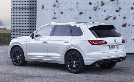 2019 Volkswagen Touareg R-Line Rear Three-Quarter Wallpapers 450x275 (89)