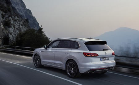 2019 Volkswagen Touareg R-Line Rear Three-Quarter Wallpapers 450x275 (80)