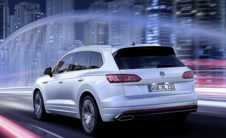 2019 Volkswagen Touareg R-Line Rear Three-Quarter Wallpapers 450x275 (8)