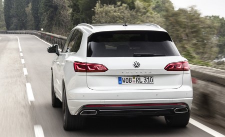 2019 Volkswagen Touareg R-Line Rear Wallpapers 450x275 (81)