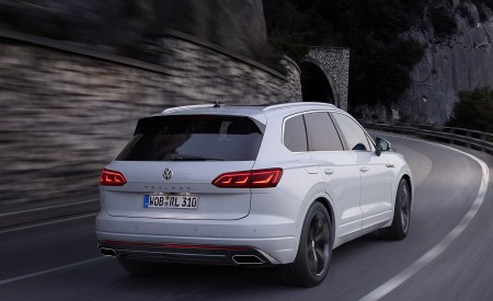 2019 Volkswagen Touareg R-Line Rear Wallpapers 450x275 (82)