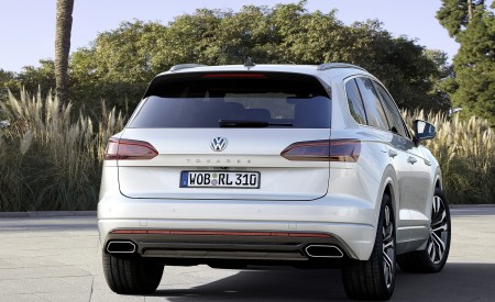 2019 Volkswagen Touareg R-Line Rear Wallpapers 450x275 (6)
