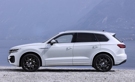2019 Volkswagen Touareg R-Line Side Wallpapers 450x275 (90)