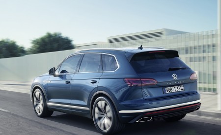 2019 Volkswagen Touareg Rear Three-Quarter Wallpapers 450x275 (12)