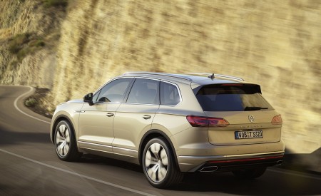 2019 Volkswagen Touareg Rear Three-Quarter Wallpapers 450x275 (23)