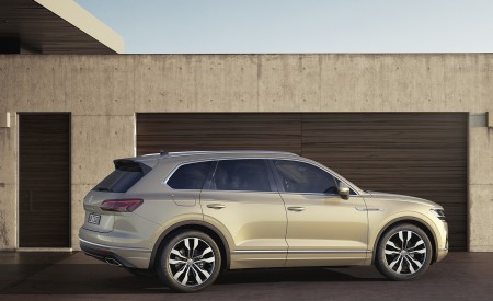 2019 Volkswagen Touareg Side Wallpapers 450x275 (24)
