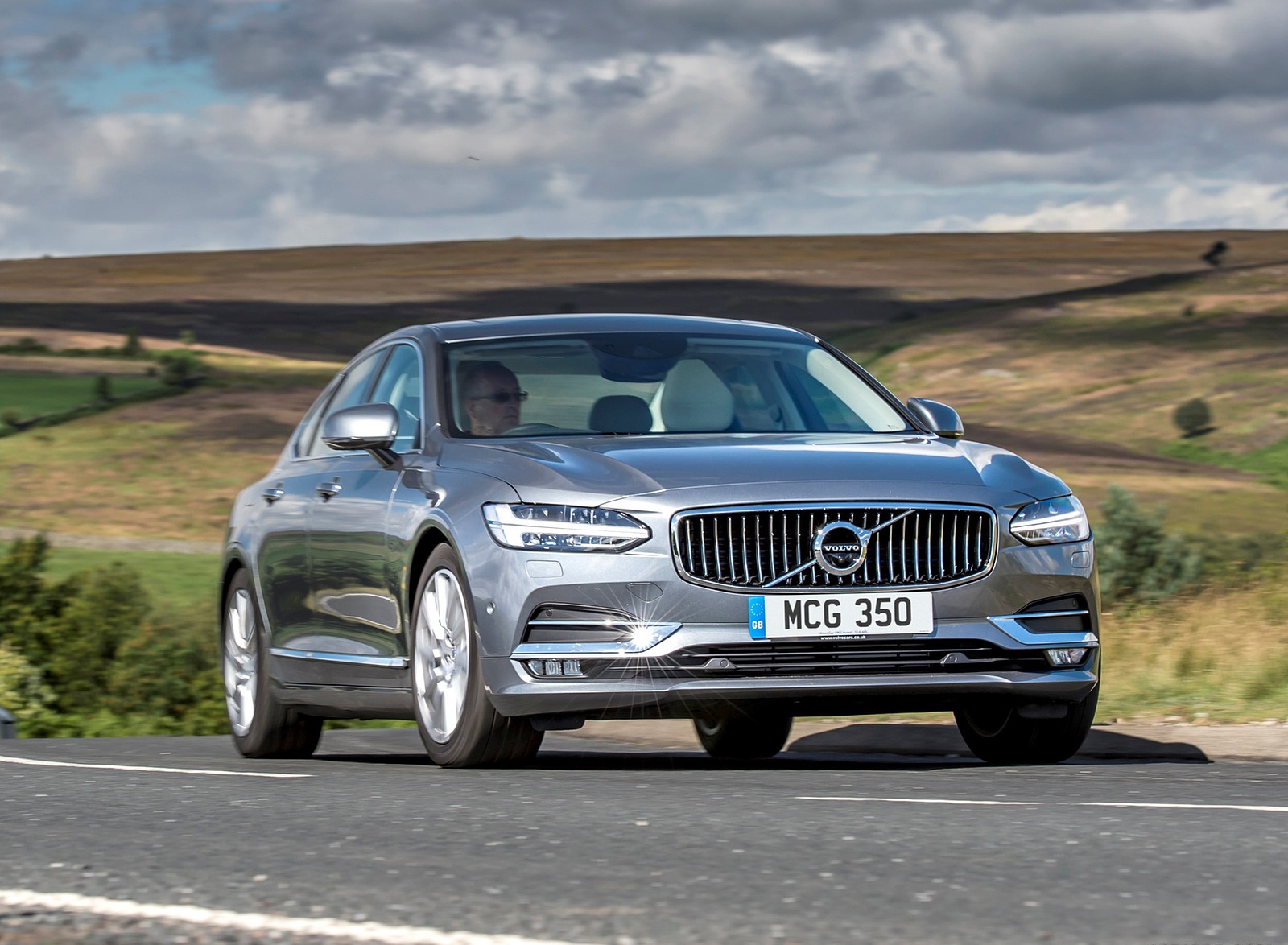 2019 Volvo S90 D4 Front Three-Quarter Wallpapers #33 of 37