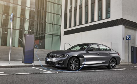 2020 BMW 330e Plug-in Hybrid Charging Wallpapers 450x275 (66)