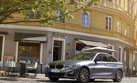 2020 BMW 330e Plug-in Hybrid Front Three-Quarter Wallpapers 450x275 (39)