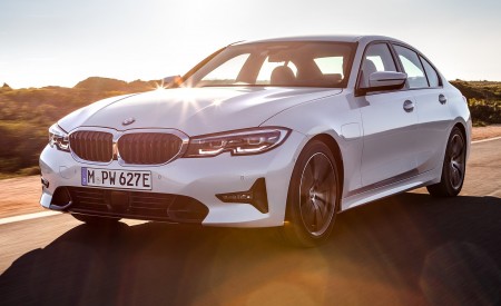 2020 BMW 330e Plug-in Hybrid Front Three-Quarter Wallpapers 450x275 (87)