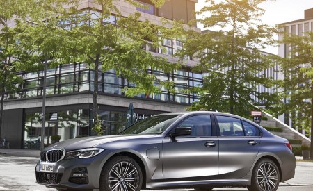 2020 BMW 330e Plug-in Hybrid Front Three-Quarter Wallpapers 450x275 (40)