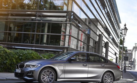2020 BMW 330e Plug-in Hybrid Front Three-Quarter Wallpapers 450x275 (28)