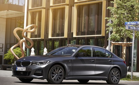 2020 BMW 330e Plug-in Hybrid Front Three-Quarter Wallpapers 450x275 (41)