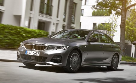 2020 BMW 330e Plug-in Hybrid Front Three-Quarter Wallpapers 450x275 (20)