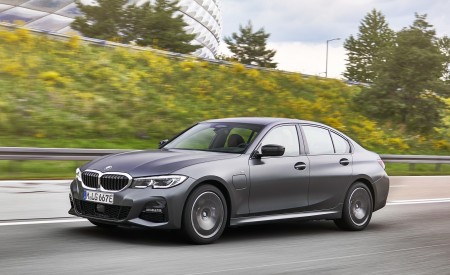2020 BMW 330e Plug-in Hybrid Front Three-Quarter Wallpapers 450x275 (21)