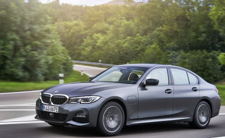 2020 BMW 330e Plug-in Hybrid Front Three-Quarter Wallpapers 450x275 (22)
