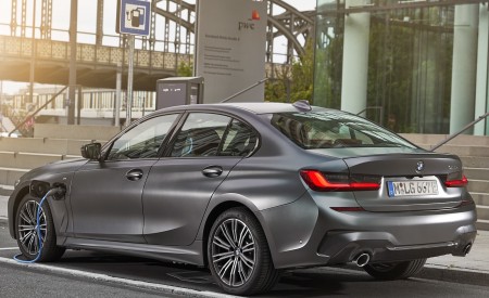 2020 BMW 330e Plug-in Hybrid Rear Three-Quarter Wallpapers 450x275 (52)