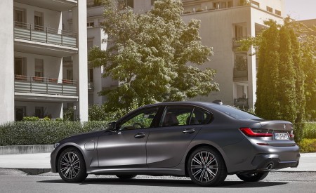 2020 BMW 330e Plug-in Hybrid Rear Three-Quarter Wallpapers 450x275 (44)