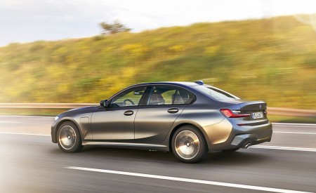2020 BMW 330e Plug-in Hybrid Rear Three-Quarter Wallpapers 450x275 (25)