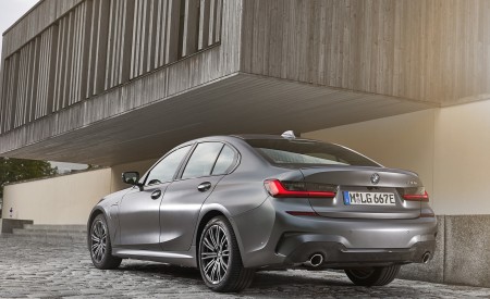 2020 BMW 330e Plug-in Hybrid Rear Three-Quarter Wallpapers 450x275 (53)