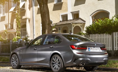 2020 BMW 330e Plug-in Hybrid Rear Three-Quarter Wallpapers 450x275 (45)