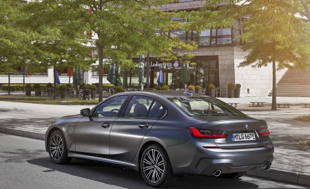 2020 BMW 330e Plug-in Hybrid Rear Three-Quarter Wallpapers 450x275 (46)