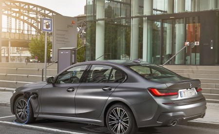 2020 BMW 330e Plug-in Hybrid Rear Three-Quarter Wallpapers 450x275 (54)