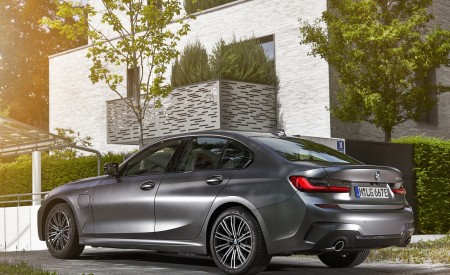 2020 BMW 330e Plug-in Hybrid Rear Three-Quarter Wallpapers 450x275 (47)