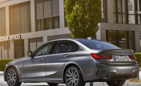 2020 BMW 330e Plug-in Hybrid Rear Three-Quarter Wallpapers 450x275 (49)