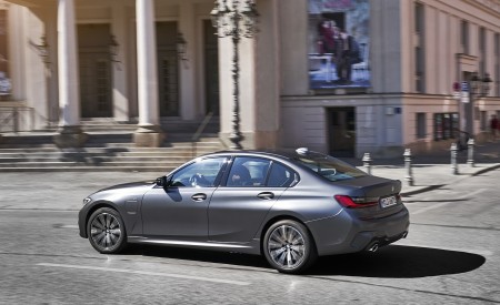 2020 BMW 330e Plug-in Hybrid Rear Three-Quarter Wallpapers 450x275 (31)
