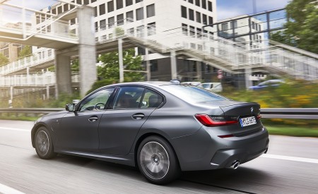 2020 BMW 330e Plug-in Hybrid Rear Three-Quarter Wallpapers 450x275 (26)