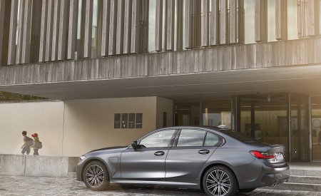 2020 BMW 330e Plug-in Hybrid Side Wallpapers 450x275 (55)
