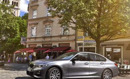 2020 BMW 330e Plug-in Hybrid Side Wallpapers 450x275 (32)
