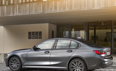 2020 BMW 330e Plug-in Hybrid Side Wallpapers 450x275 (56)