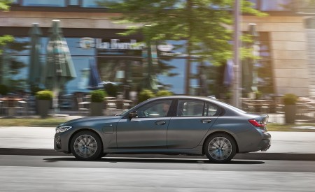 2020 BMW 330e Plug-in Hybrid Side Wallpapers 450x275 (33)