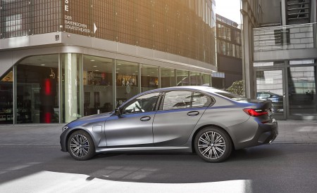 2020 BMW 330e Plug-in Hybrid Side Wallpapers 450x275 (34)