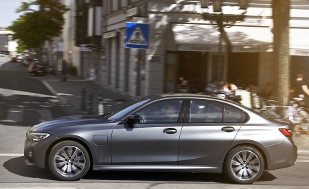 2020 BMW 330e Plug-in Hybrid Side Wallpapers 450x275 (35)